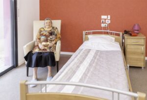 les-saisonnales-vue-chambre-avec-personne-agee